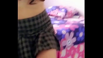 Entrene a mi BELLA JOVEN de COLEGIO para MASTURBARME la VERGA cada que llego Del Trabajo &iexcl_Ya sabe que es hora de hacerme la Chaqueta! &iexcl_Y no dice NADA! Morras de Escuela