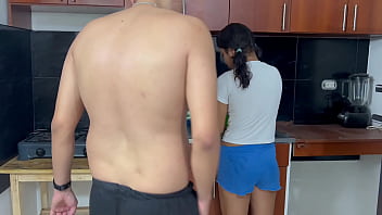 hermanita le pide a su hermanastro mayor que la ense&ntilde_e a cocinar mientras la coge