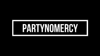 le tomo fotos a mi peque&ntilde_a hermanastra desnuda, se pone cachonda y terminamos follando muy duro. hl