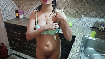 Bete ne ki randi suteli maa ki chudai, Har roj gair mardo se chudwata hai apni suteli maa ko in kitchen Hindi Dirty Talk