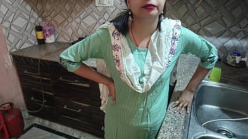 Bete ne ki randi suteli maa ki chudai, Har roj gair mardo se chudwata hai apni suteli maa ko in kitchen Hindi Dirty Talk