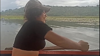 Que rico culo de una latina madura me chupa la polla