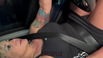 O boy n&atilde_o aguentou ver minha buceta na praia, e me fodeu gostoso. Assista completo cassiflix