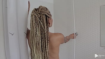 TOCANDO UMA BEM GOSTOSA NO BANHO