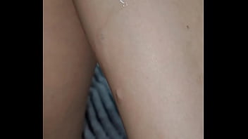 Tengo sexo con el encargado por un aumento, me llena de semen