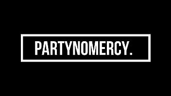 Mi hermanastra limpia mi cuarto y yo le pago con mi dura polla y una corrida en el co&ntilde_o. SEGUNDA PARTE.