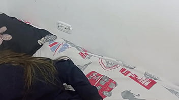 mi timida hermanastra quiere jugar en mi habitacion y termino cogiendola muy rico. hl