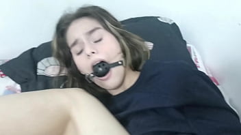 mi timida hermanastra quiere jugar en mi habitacion y termino cogiendola muy rico. hl