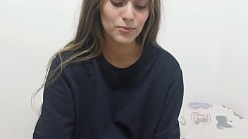 mi timida hermanastra quiere jugar en mi habitacion y termino cogiendola muy rico. hl