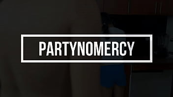 pongo cachonda a mi peque&ntilde_a hermanastra mientras cocina y me la follo duro a escondidas de nuestros padrastros