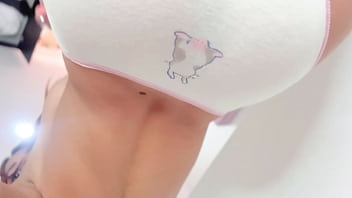 Zorra caliente aprovecha que est&aacute_ sola en casa y se masturba