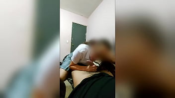 POV A mi linda hermanastra colegiala le apasiona mamarme la verga para ganarse 300 pesos cuando estamos solos en casa, real casero Part 1