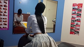 DELICIOSO CHOCOLATE!! LATINA MORENA SE INICIA EN EL PORNO AMATEUR!! SEXY MORENA SE EXCITA MIENTRAS SE MIRA EN EL ESPEJO, LUEGO SE TOCA SUS NALGAS Y SUS TETAS MORENAS. PORNO REAL CASERO AMATEUR