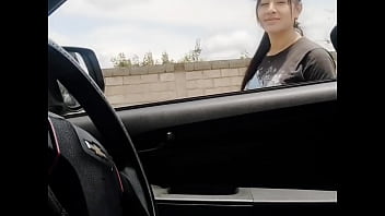 Mi joven vecina me invita a mirarla como juega con su nuevo juguete es una sucia