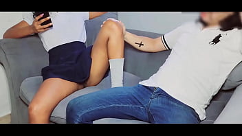 Chica sexy de 18 a&ntilde_os me espliega su culo para perforarla el co&ntilde_o ante de ir a la universidad