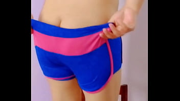 Jovencita se Desnuda mientras hace la limpieza y el DEPRAVADO se Aprovecha de su Inocencia, Real CASERO