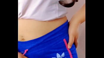 Jovencita se Desnuda mientras hace la limpieza y el DEPRAVADO se Aprovecha de su Inocencia, Real CASERO