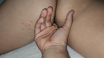 linda hermanastra pillada in fraganti mientras ve porno en el m&oacute_vil de su hermanastro | primer plano peludo CO&Ntilde_O mierda