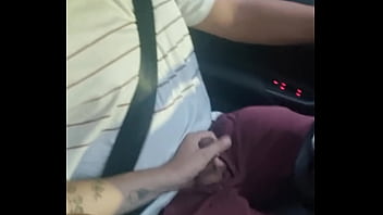 O motorista ficou me provocando at&eacute_ que eu ca&iacute_ de boca no pau dele dentro do carro