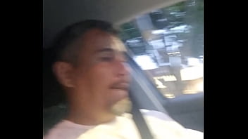 O motorista ficou me provocando at&eacute_ que eu ca&iacute_ de boca no pau dele dentro do carro