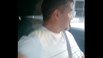 O motorista ficou me provocando até_ que eu caí_ de boca no pau dele dentro do carro