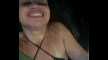 O motorista ficou me provocando at&eacute_ que eu ca&iacute_ de boca no pau dele dentro do carro