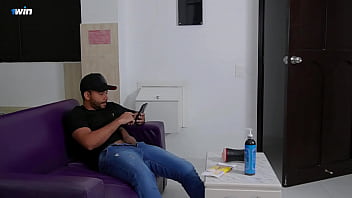 Mi mejor AMIGA me Ayud&oacute_ a Correrme Despu&eacute_s De Atraparme