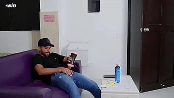 Mi mejor AMIGA me Ayud&oacute_ a Correrme Despu&eacute_s De Atraparme