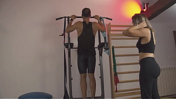 ENTRENADOR PERSONAL se folla a su clienta en el GYM
