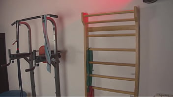 ENTRENADOR PERSONAL se folla a su clienta en el GYM