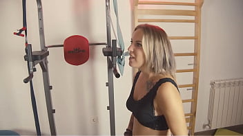 ENTRENADOR PERSONAL se folla a su clienta en el GYM