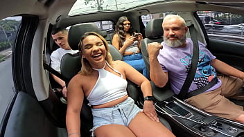 A novinha peladinha na carona se divertindo pelas ruas de Cajamar - SP onde mora - Nands Ninfetinha