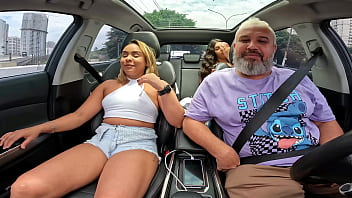 A novinha peladinha na carona se divertindo pelas ruas de Cajamar - SP onde mora - Nands Ninfetinha