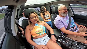 A novinha peladinha na carona se divertindo pelas ruas de Cajamar - SP onde mora - Nands Ninfetinha