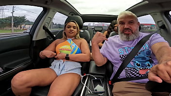 A novinha peladinha na carona se divertindo pelas ruas de Cajamar - SP onde mora - Nands Ninfetinha