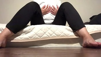 大人のオモチャの使い方がまだ慣れてない女子◯生のオナニー。沢山潮出ちゃって焦る&hellip_。