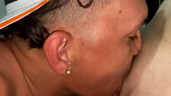 esa chica tiene unas tetas deliciosas  grandes y follamos antes que venga alguien