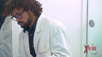 Voluptuosa peruana desea hacerse una cirug&iacute_a pl&aacute_stica y obtiene un descuento a base de sexo con el doctor