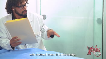 Voluptuosa peruana desea hacerse una cirug&iacute_a pl&aacute_stica y obtiene un descuento a base de sexo con el doctor