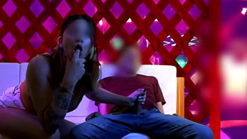 Antiguo amigo del colegio folla con mi mujer en la VIP de un bar