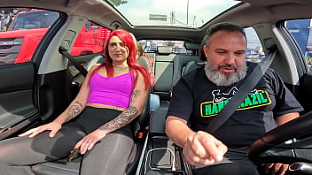 Dando um passeio pelas ruas de S&atilde_o Paulo com uma ruiva pelada no carro - Ginger Smith - Ma Santos