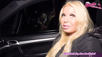 Deutsche blone Sta&szlig_ennutte abgeholt mit dem Auto und anal in der Nacht