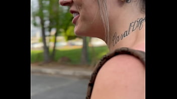 Mostrou o cu e a bucetinha no mercado e deu a buceta pro Gerente no estoque do supermercado ( v&iacute_deo em publico amador ).