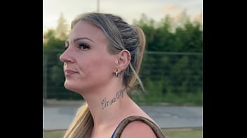 Mostrou o cu e a bucetinha no mercado e deu a buceta pro Gerente no estoque do supermercado ( v&iacute_deo em publico amador ).