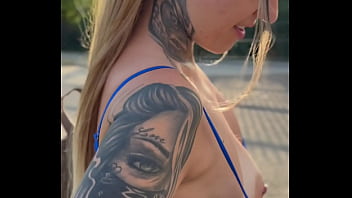 Mostrou o cu e a bucetinha no mercado e deu a buceta pro Gerente no estoque do supermercado ( v&iacute_deo em publico amador ).