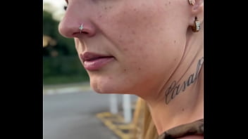 Mostrou o cu e a bucetinha no mercado e deu a buceta pro Gerente no estoque do supermercado ( v&iacute_deo em publico amador ).