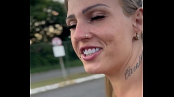 Mostrou o cu e a bucetinha no mercado e deu a buceta pro Gerente no estoque do supermercado ( v&iacute_deo em publico amador ).