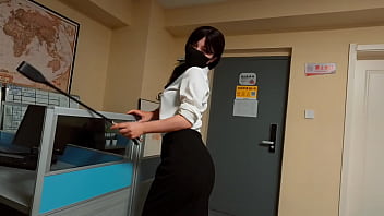 饥渴女上司欺负下属，高跟鞋踩肉棒，最后被肉棒驯服