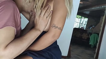 Llevo a La casa a Mi Linda Vecinita inocente 18 Añ_os y Mi Vecina Me Dice Que La Cuide y Terminamos Jugando y La Follo Como Su Padrastro