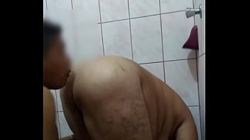 Chupando el culo a Fabiana madura culona en la ducha de un Hotel